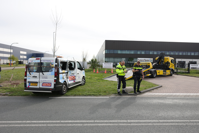 Ravage na botsing tussen tractor en bestelbus op Weteringweg