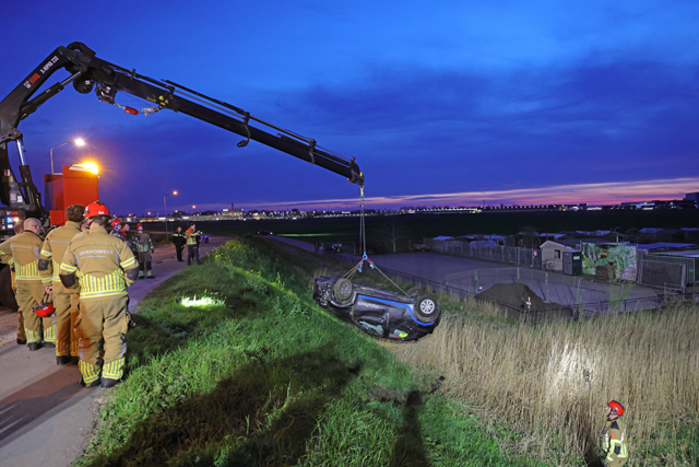 Zoekactie na crash deelauto in sloot aan Weteringweg: Bestuurder spoorloos