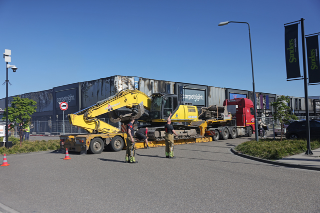 Sloopkraan arriveert op woonboulevard Waalwijk: Einde in zicht voor verwoeste panden