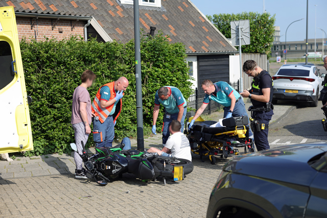 Motorrijdster gewond na botsing met auto op kruising in Waalwijk