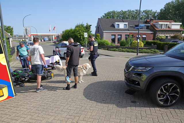 Motorrijdster gewond na botsing met auto op kruising in Waalwijk