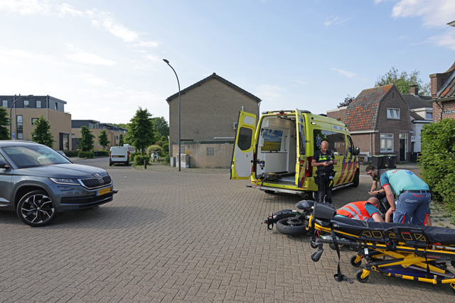 Motorrijdster gewond na botsing met auto op kruising in Waalwijk