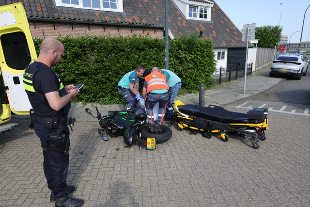 Motorrijdster gewond na botsing met auto op kruising in Waalwijk