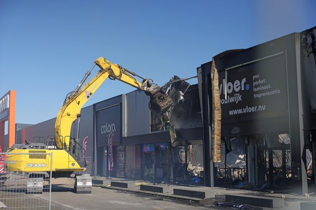 Sloopkraan arriveert op woonboulevard Waalwijk: Einde in zicht voor verwoeste panden