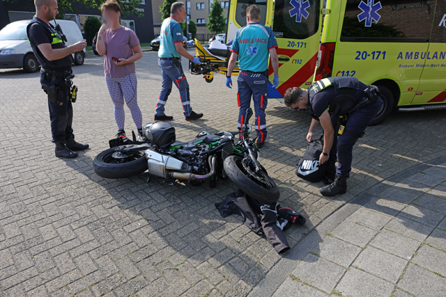 Motorrijdster gewond na botsing met auto op kruising in Waalwijk