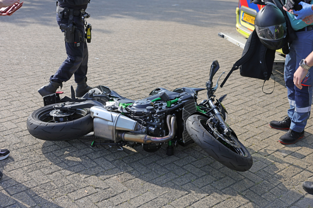 Motorrijdster gewond na botsing met auto op kruising in Waalwijk