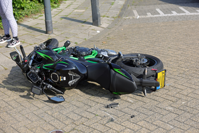 Motorrijdster gewond na botsing met auto op kruising in Waalwijk