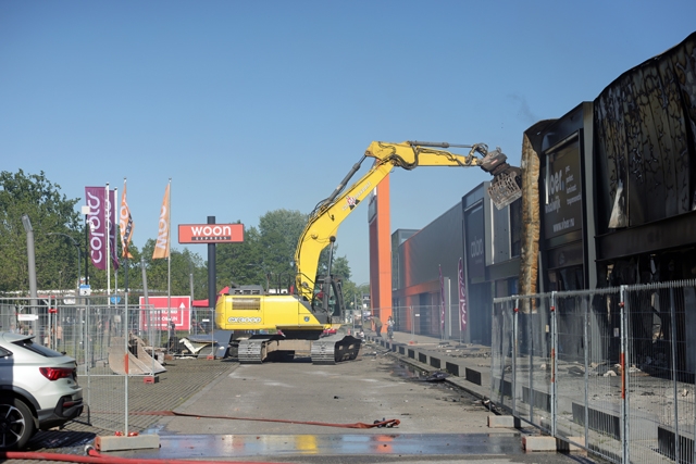 Sloopkraan arriveert op woonboulevard Waalwijk: Einde in zicht voor verwoeste panden