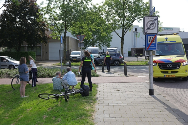 Fietser lichtgewond na aanrijding met auto op Cesar Francklaan