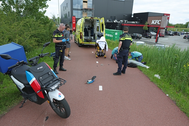 Ernstig ongeval bij fietsbrug Prof. Asserweg: Frontale botsing tussen fatbike en scooter