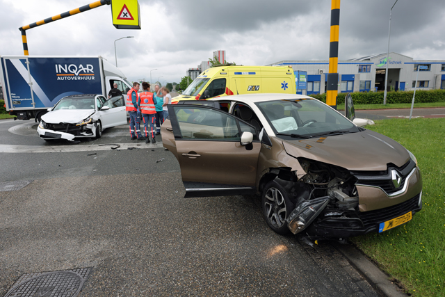 Opnieuw raak op beruchte kruising Kleiweg / Vijzelweg: Twee auto's zwaar beschadigd na voorrangsfout