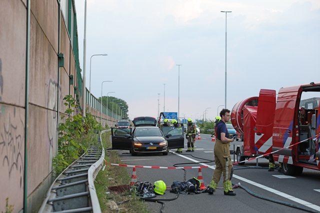 Snelweg A59 dicht: Speciale brandweerunit uit Breda rukt uit voor brandende accu hybride Volkswagen Golf