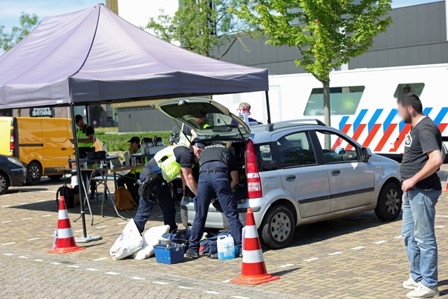 Grote politie- en belastingcontrole bij Piet Klerkx: Auto’s in beslag genomen en aanhouding