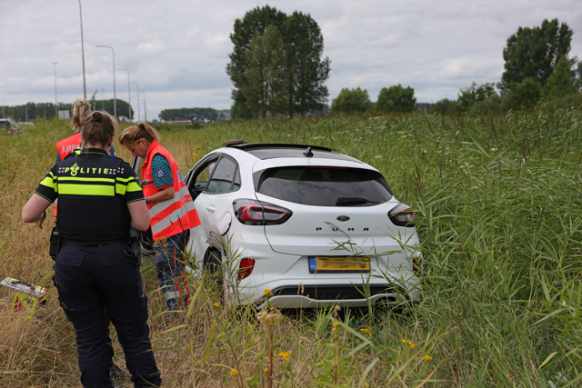 Auto raakt van de weg op A59 en belandt in bosschage: bestuurster gewond