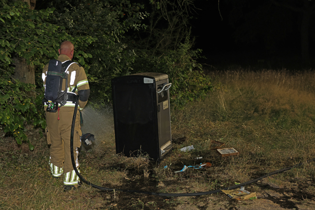 Brandweer blust containerbrand bij Het Lido: wegwerpbarbecues de boosdoener