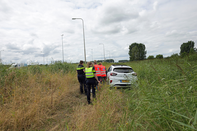 Auto raakt van de weg op A59 en belandt in bosschage: bestuurster gewond