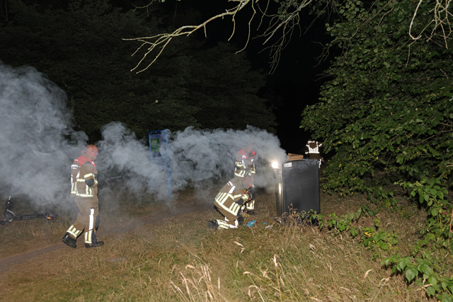Brandweer blust containerbrand bij Het Lido: wegwerpbarbecues de boosdoener