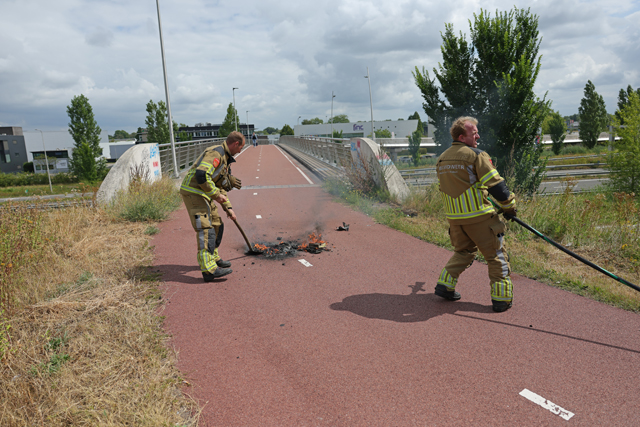 Brandend accupakket richt schade aan op fietsbrug aan het Gaardpad Waalwijk