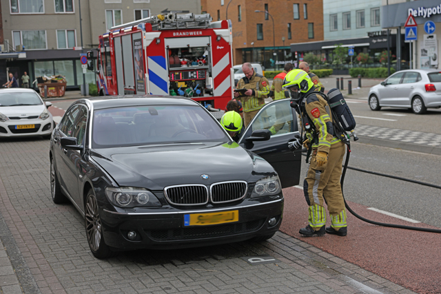 Brandweer gealarmeerd voor rook onder motorkap in Hertog Janstraat
