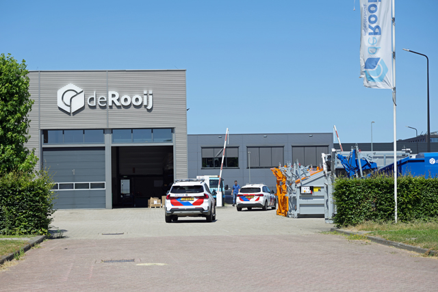 Slachtoffer met spoed naar ziekenhuis na bedrijfsongeval aan Tielenstraat in Waalwijk