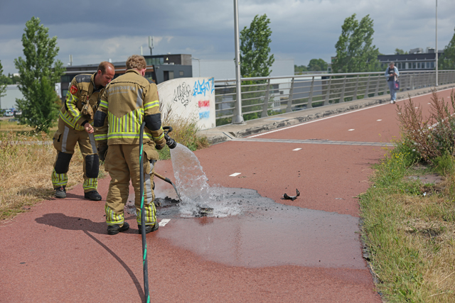 Brandend accupakket richt schade aan op fietsbrug aan het Gaardpad Waalwijk