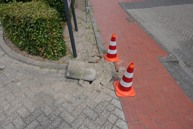 Dronken automobiliste rijdt rechtdoor in bocht en botst op betonblok op Vredesplein