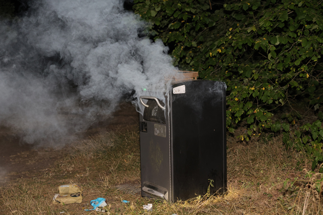 Brandweer blust containerbrand bij Het Lido: wegwerpbarbecues de boosdoener