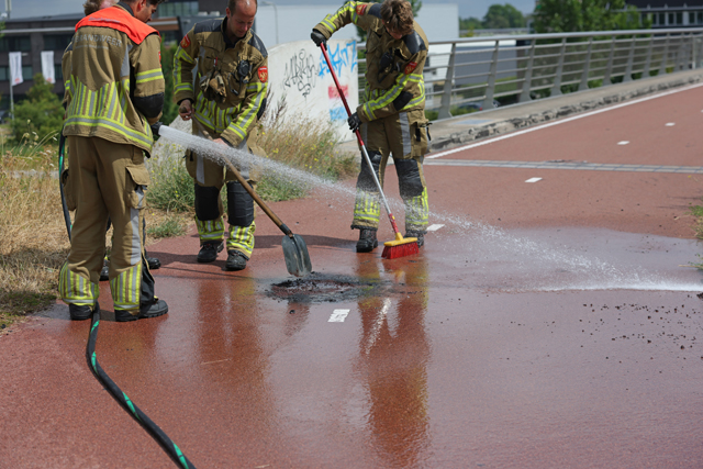 Brandend accupakket richt schade aan op fietsbrug aan het Gaardpad Waalwijk