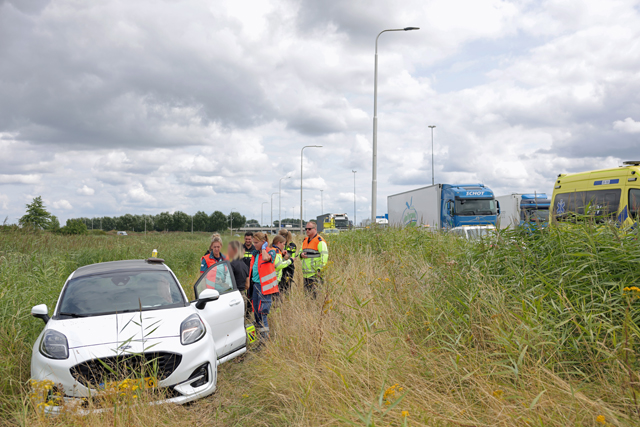 Auto raakt van de weg op A59 en belandt in bosschage: bestuurster gewond