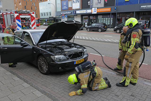 Brandweer gealarmeerd voor rook onder motorkap in Hertog Janstraat