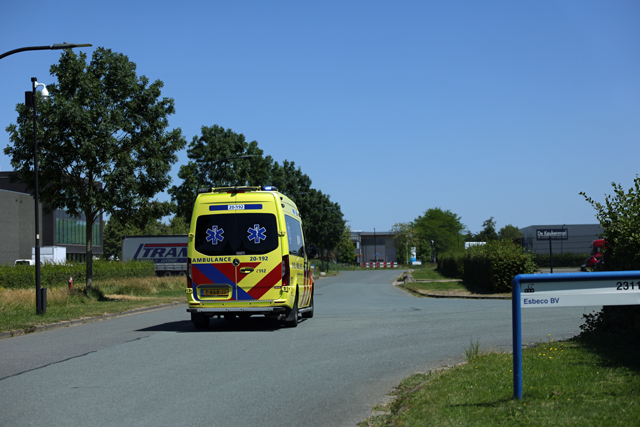 Slachtoffer met spoed naar ziekenhuis na bedrijfsongeval aan Tielenstraat in Waalwijk