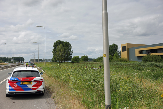Auto raakt van de weg op A59 en belandt in bosschage: bestuurster gewond