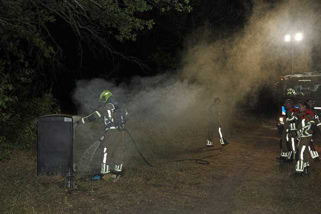 Brandweer blust containerbrand bij Het Lido: wegwerpbarbecues de boosdoener
