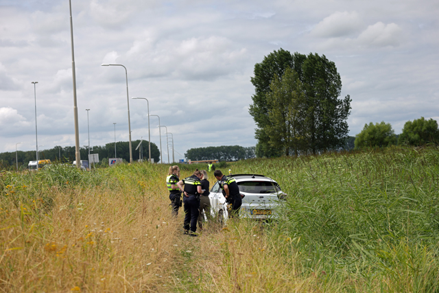 Auto raakt van de weg op A59 en belandt in bosschage: bestuurster gewond