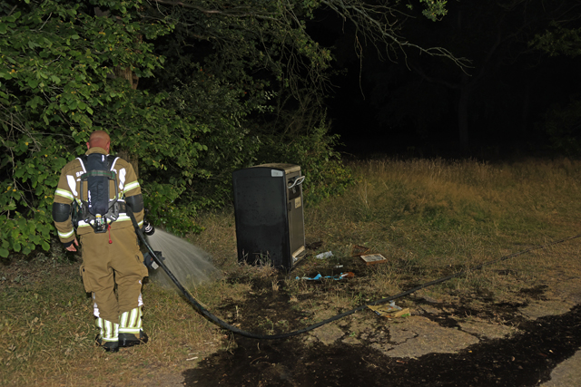 Brandweer blust containerbrand bij Het Lido: wegwerpbarbecues de boosdoener
