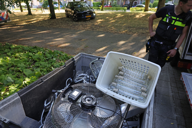Politie valt woning binnen aan Diederikhof na anonieme tip: net geoogste hennepkwekerij ontdekt