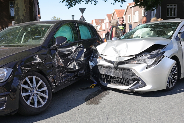 Twee auto’s total loss na voorrangsfout op Burgemeester van der Klokkenlaan