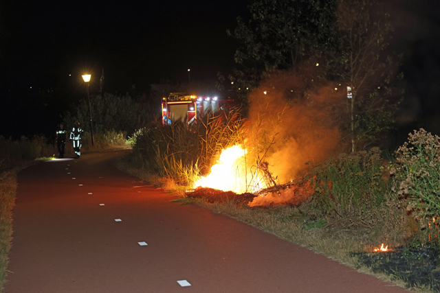 Metershoge vlammen bij bermbranden langs Gaardpad: Politie gaat uit van brandstichting