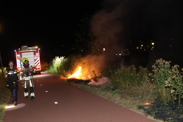 Metershoge vlammen bij bermbranden langs Gaardpad: Politie gaat uit van brandstichting