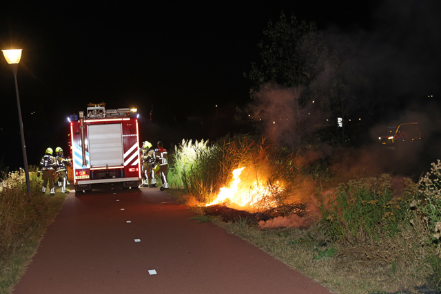 Metershoge vlammen bij bermbranden langs Gaardpad: Politie gaat uit van brandstichting