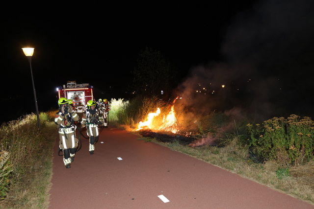 Metershoge vlammen bij bermbranden langs Gaardpad: Politie gaat uit van brandstichting