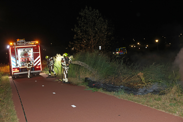 Metershoge vlammen bij bermbranden langs Gaardpad: Politie gaat uit van brandstichting