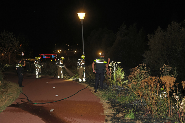 Metershoge vlammen bij bermbranden langs Gaardpad: Politie gaat uit van brandstichting