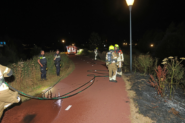 Metershoge vlammen bij bermbranden langs Gaardpad: Politie gaat uit van brandstichting