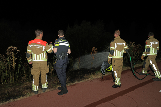Metershoge vlammen bij bermbranden langs Gaardpad: Politie gaat uit van brandstichting