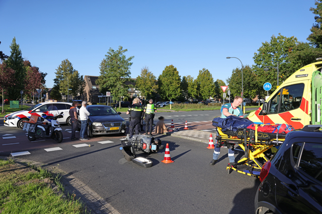 Opnieuw raak op berucht punt Cartografenweg: Scooterrijder naar ziekenhuis na harde botsing