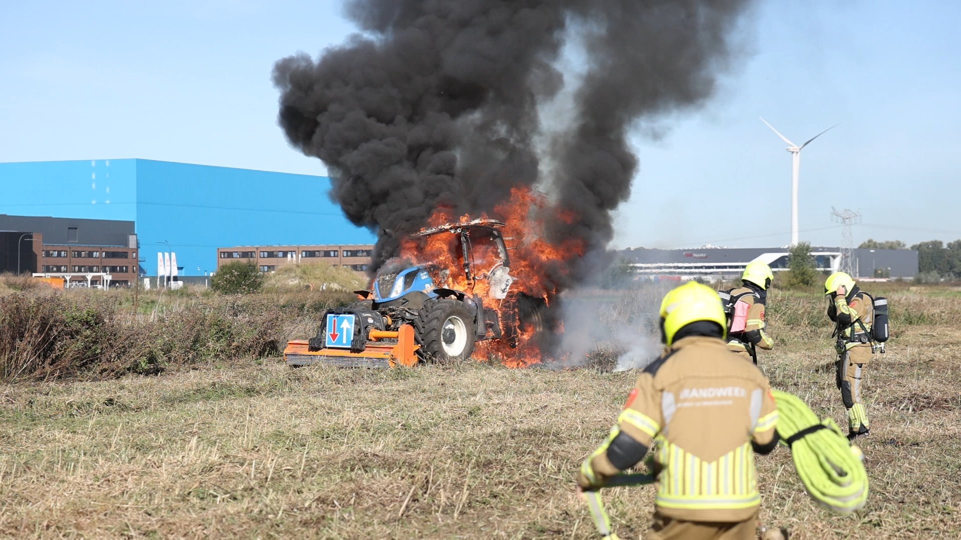 Enorme rookwolken bij felle brand in landbouwvoertuig aan Weteringweg: Brandweer zet schuim in