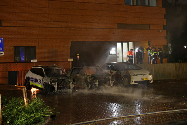 Politie onderzoekt brandstichting na verwoestende brand: Drie handhavingsauto's uitgebrand bij gemeentehuis Waalwijk
