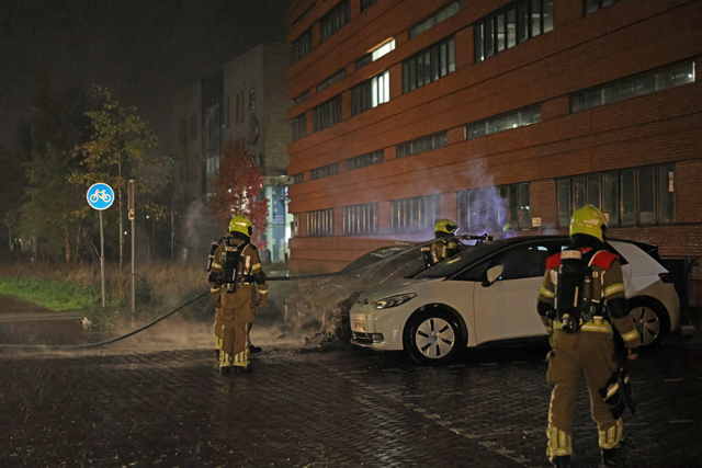 Politie onderzoekt brandstichting na verwoestende brand: Drie handhavingsauto's uitgebrand bij gemeentehuis Waalwijk