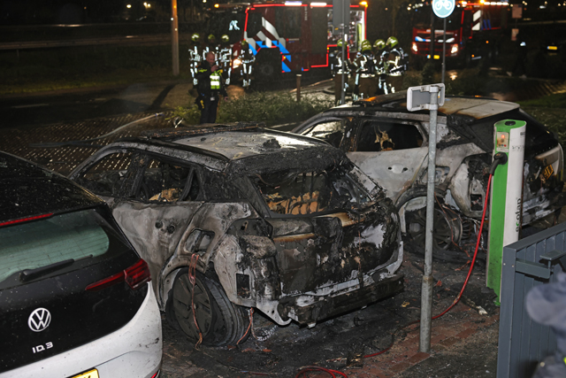 Politie onderzoekt brandstichting na verwoestende brand: Drie handhavingsauto's uitgebrand bij gemeentehuis Waalwijk